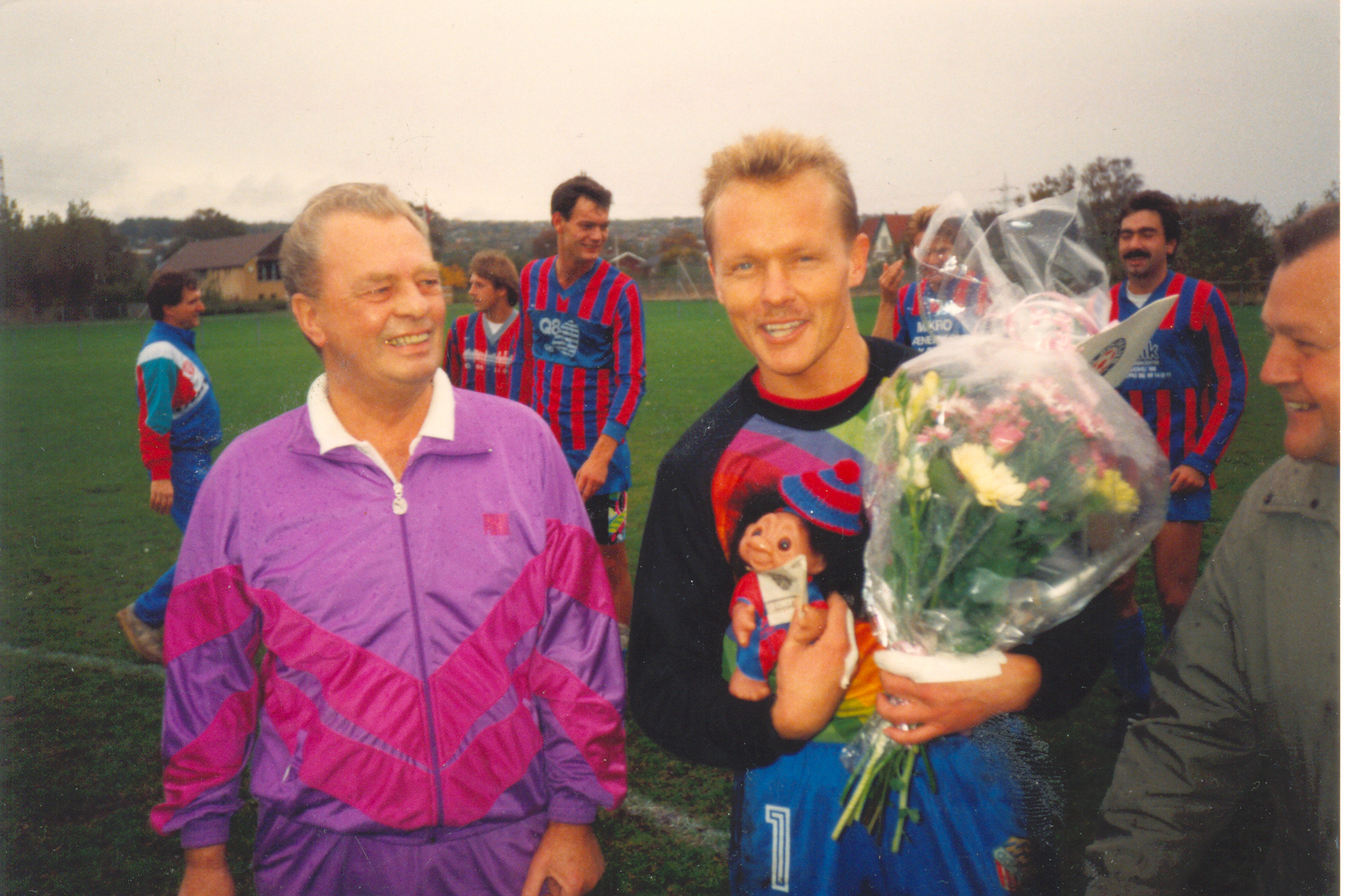 René Köpfli, kamprekordholder og fast målmand gennem en årrække, 318 kampe (debut 1979), sammen med daværende bestyrelsesmedlem Eigil Linné. I baggrunden ses fra venstre holdleder Benny Nygaard, den elegante sweeper Lasse Corfitzen (120 kampe), goalgetter Flemming Lyngø (209 kampe), samt t.h. Anders Schjølin (41 kampe). Helt yderst anes æresmedlem Johs. Knudsen.